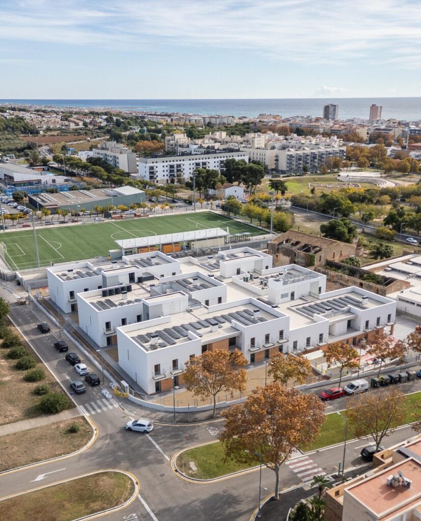 Vista aèria de la residència per a gent gran a Calafell, amb un edifici de baixa alçada organitzat en unitats de convivència i relacionat amb l’entorn urbà i el mar.